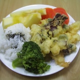 ごはんと、ベビーリーフ天ぷら、野菜の盛り合わせ